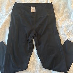 Girlfriend Collective Cropped Leggings in Black